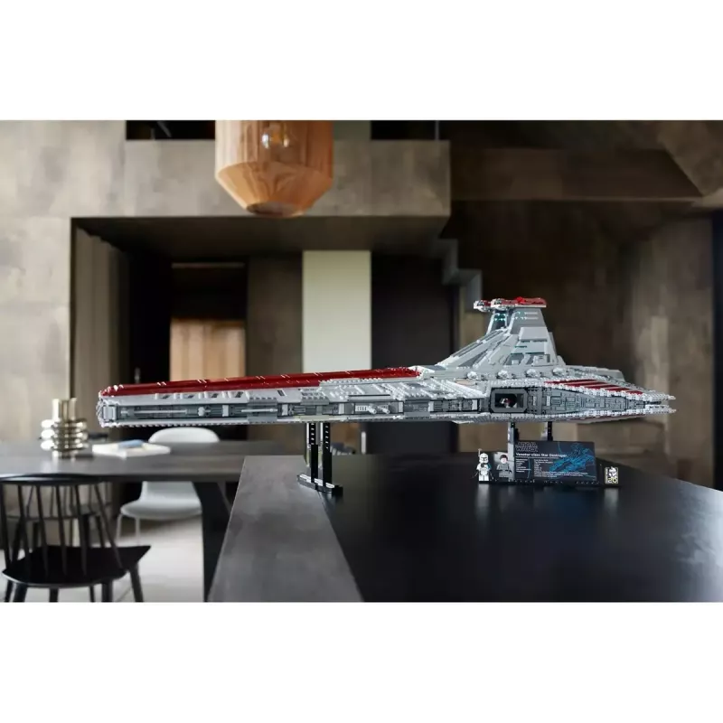 LEGO Star Wars Republic Venator Class Attack Cruiser 75367 — konstravimo rinkinys, 5 374 vnt., 320×1 090×540 mm, 2 minifigūrėlės, amžius 18+