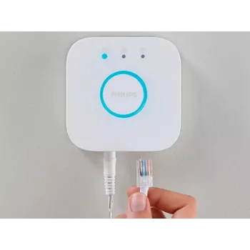 „Philips Hue Bridge“ – centrinė valdymo sistema – belaidžiu ir laidiniu ryšiu