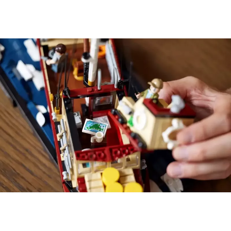 Konstruktorius LEGO Ideas 21350 Jaws rinkinys — 1497 dalys, 3 minifigūrėlės, valtis ir legendinis ryklys, rekomenduojamas amžius 18+