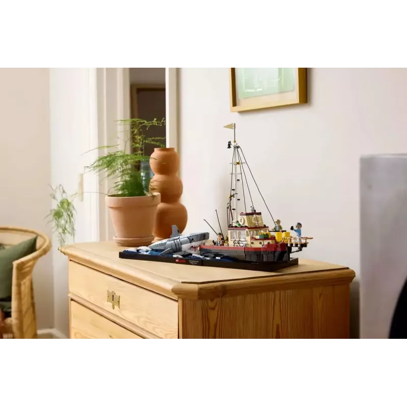 Konstruktorius LEGO Ideas 21350 Jaws rinkinys — 1497 dalys, 3 minifigūrėlės, valtis ir legendinis ryklys, rekomenduojamas amžius 18+