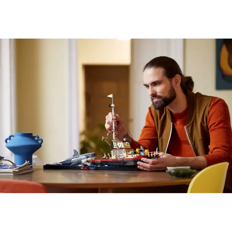 Konstruktorius LEGO Ideas 21350 Jaws rinkinys — 1497 dalys, 3 minifigūrėlės, valtis ir legendinis ryklys, rekomenduojamas amžius 18+