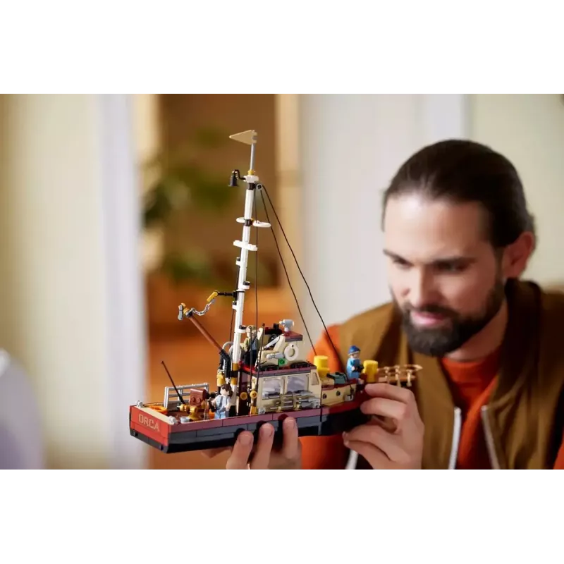 Konstruktorius LEGO Ideas 21350 Jaws rinkinys — 1497 dalys, 3 minifigūrėlės, valtis ir legendinis ryklys, rekomenduojamas amžius 18+