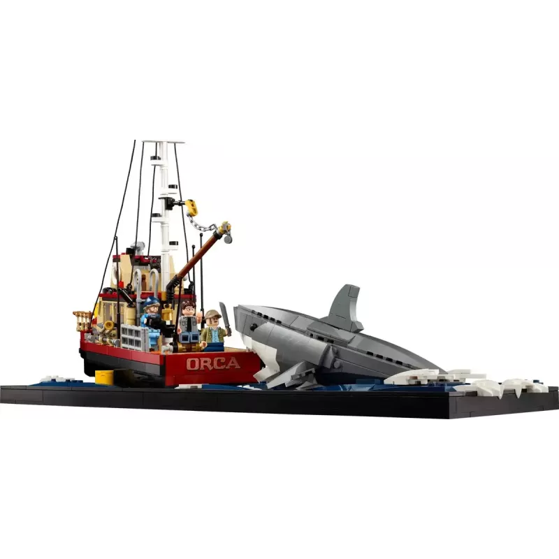 Konstruktorius LEGO Ideas 21350 Jaws rinkinys — 1497 dalys, 3 minifigūrėlės, valtis ir legendinis ryklys, rekomenduojamas amžius 18+