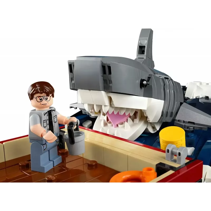 Konstruktorius LEGO Ideas 21350 Jaws rinkinys — 1497 dalys, 3 minifigūrėlės, valtis ir legendinis ryklys, rekomenduojamas amžius 18+