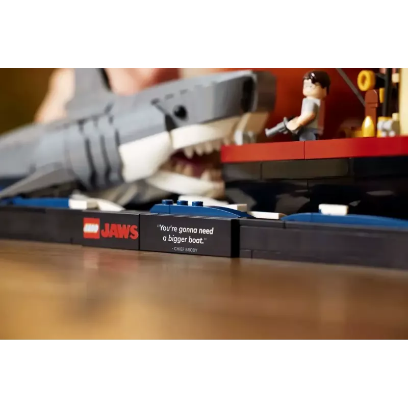 Konstruktorius LEGO Ideas 21350 Jaws rinkinys — 1497 dalys, 3 minifigūrėlės, valtis ir legendinis ryklys, rekomenduojamas amžius 18+