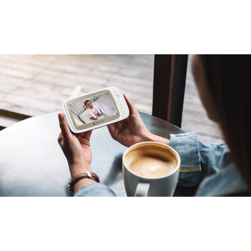 Vaizdo kamera Motorola VM85 CONNECT — 5 colių TFT ekranas, 480×272, 300 m veikimo nuotolis, 2× skaitmeninis priartinimas, 2,4 GHz Wi‑Fi/FHSS, dvipusis garsas, balta