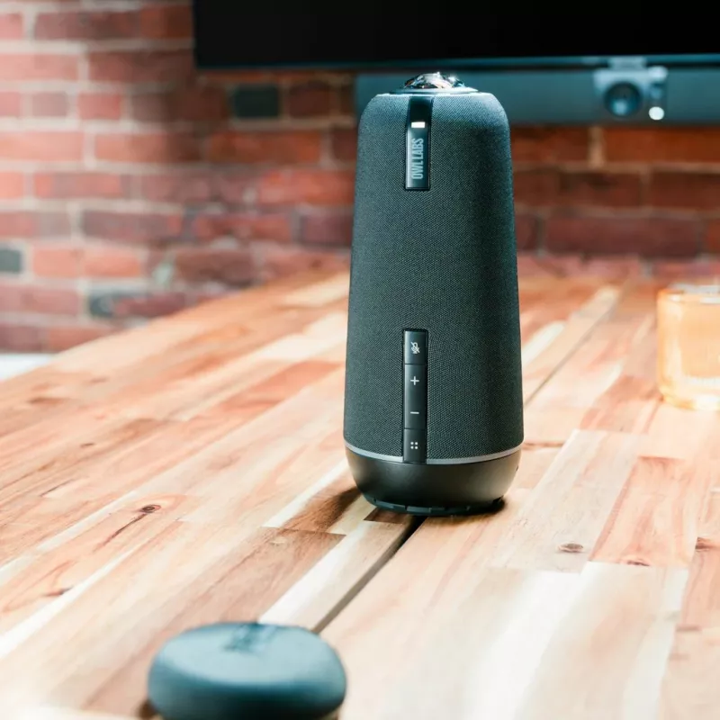 Owl Labs Expansion Mic, skirtas Meeting Owl 3 – praplėskite garso aprėptį didesnėse erdvėse 8 pėdomis (2,5 metro) mikrofono kryptimi.