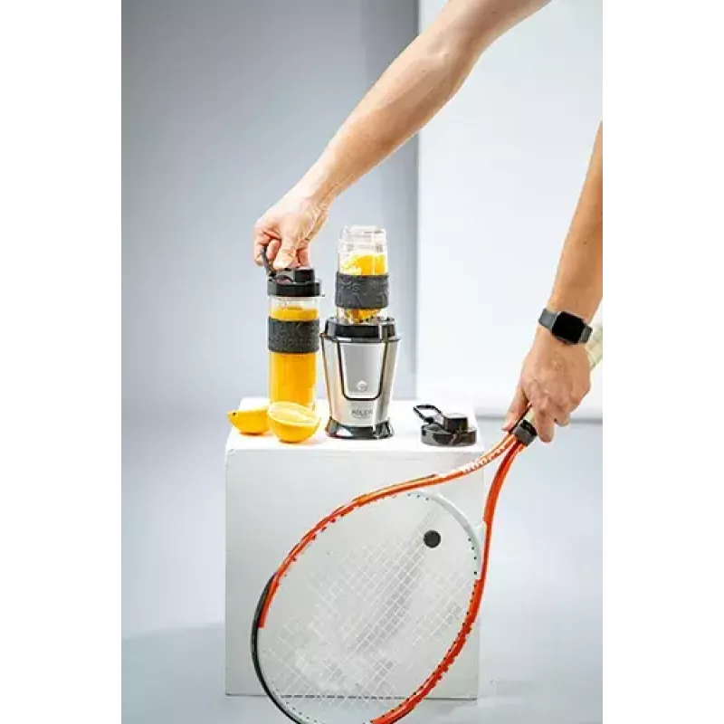 Sport blender Adler AD 4081 — nešiojamasis asmeninis trintuvas, 800 W maks., 0,57 l puodelis, nerūdijančio plieno peilis, 2 buteliai