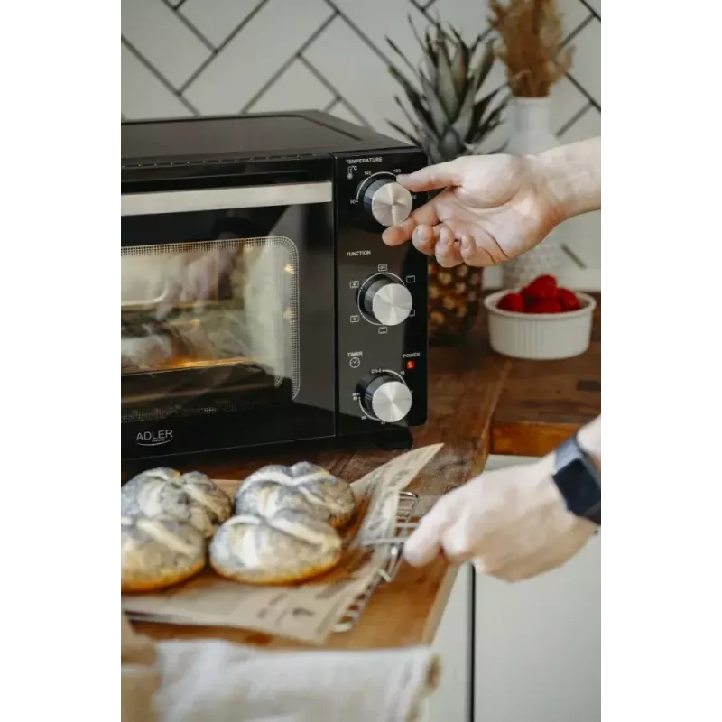 Elektrinė stalinė orkaitė Adler AD 6024 — kompaktiška 22 l talpa, 1300 W, juoda