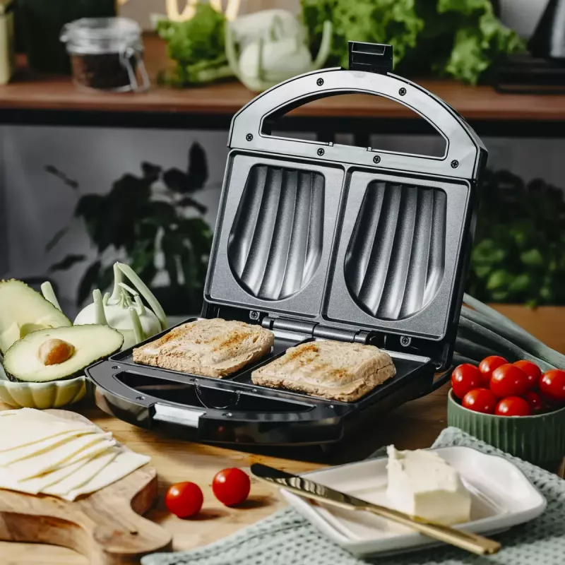 Sumuštinių keptuvė Adler AD 3069 — kompaktiška stalviršio sumuštinių spaustuvė, 750 W, 2 sumuštiniams, juoda