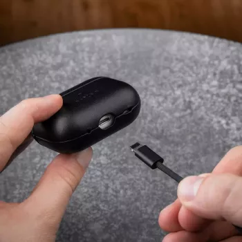 Apsauginis odinis dėklas FIXED FIXLPM-999-BK ausinukams su MagSafe palaikymu, juodas