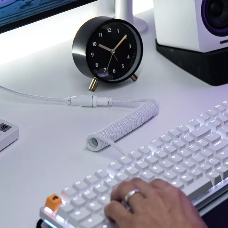 Suvyniotas USB laidas GLORIOUS GMMK Ghost White (GLO-KB-ACC-CBL-COIL-GWHT) – suvyniotas klaviatūros laidas, Ghost White spalva