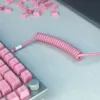 Suvyniota USB laido spiralė GLORIOUS GMMK Pixel Pink 1,5 m – nuimamas suvyniotas laidas klaviatūroms