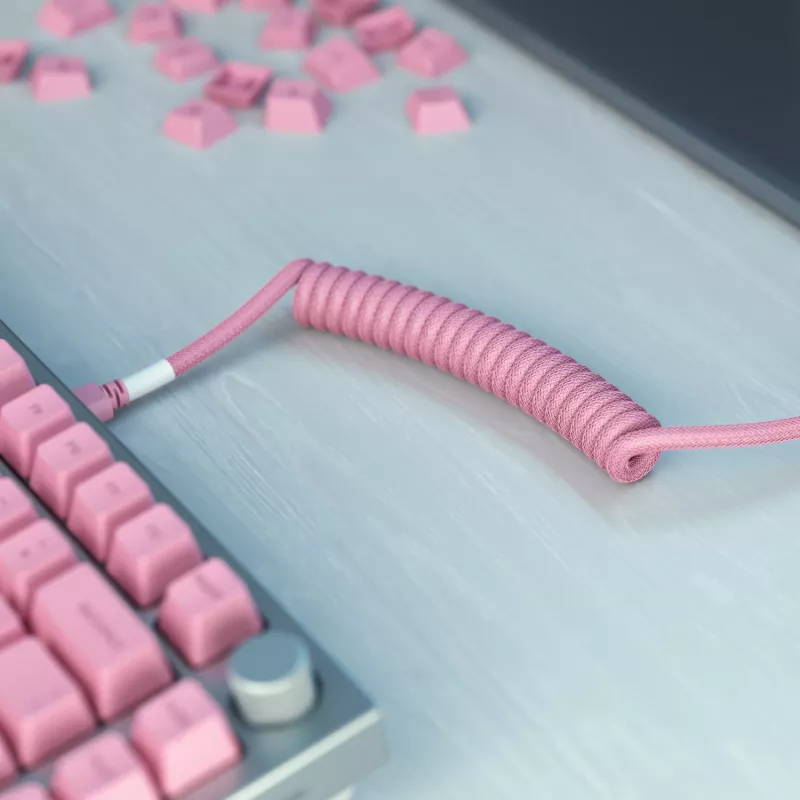 Suvyniota USB laido spiralė GLORIOUS GMMK Pixel Pink 1,5 m – nuimamas suvyniotas laidas klaviatūroms