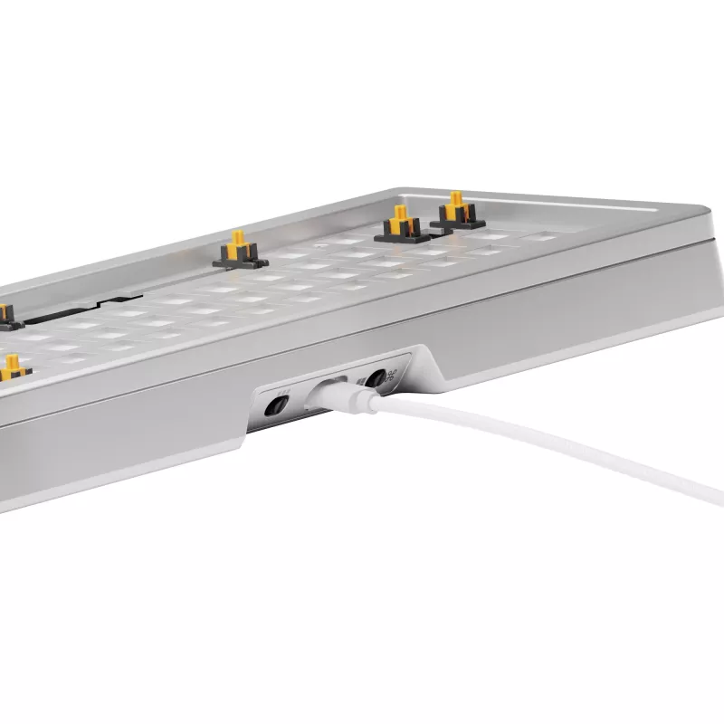 Mechaninė klaviatūra GLORIOUS GMMK 3 PRO 65% Barebones laidinė sidabrinė — 65% USB RGB, 2 m laidas