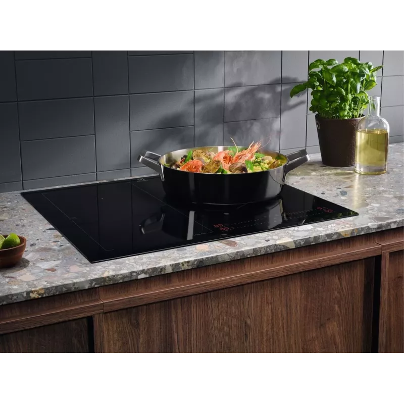 Electrolux Serie 700 EIS62453 Juoda Built-in 60 cm Zone induction hob 4 zone(s)