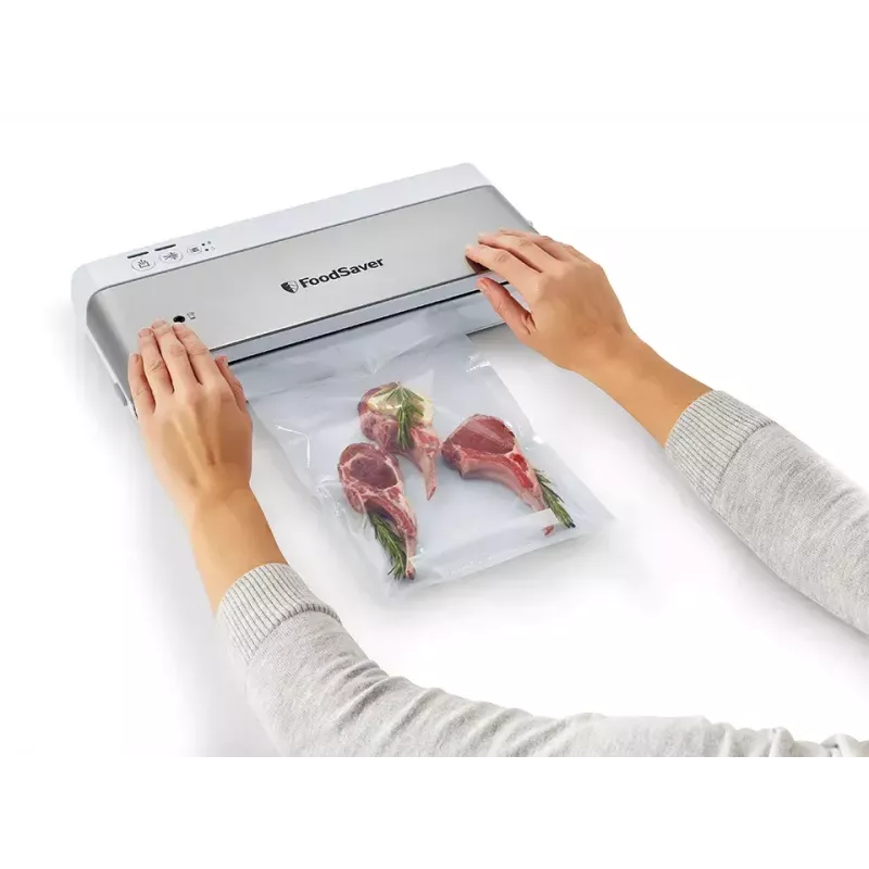 Vakuuminis sandariklis FoodSaver VS0100X — sukamoji rankenėlė, komplekte ritinėlis ir 4 vakuuminiai maišeliai, sidabrinės baltos spalvos