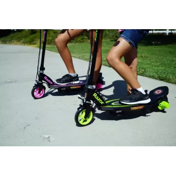 Elektrinis paspirtukas Razor Power Core E90 — 12 V švino baterija, iki 16 km/val. greitis, plieninis rėmas, vientisi ratai, apkrova 54 kg