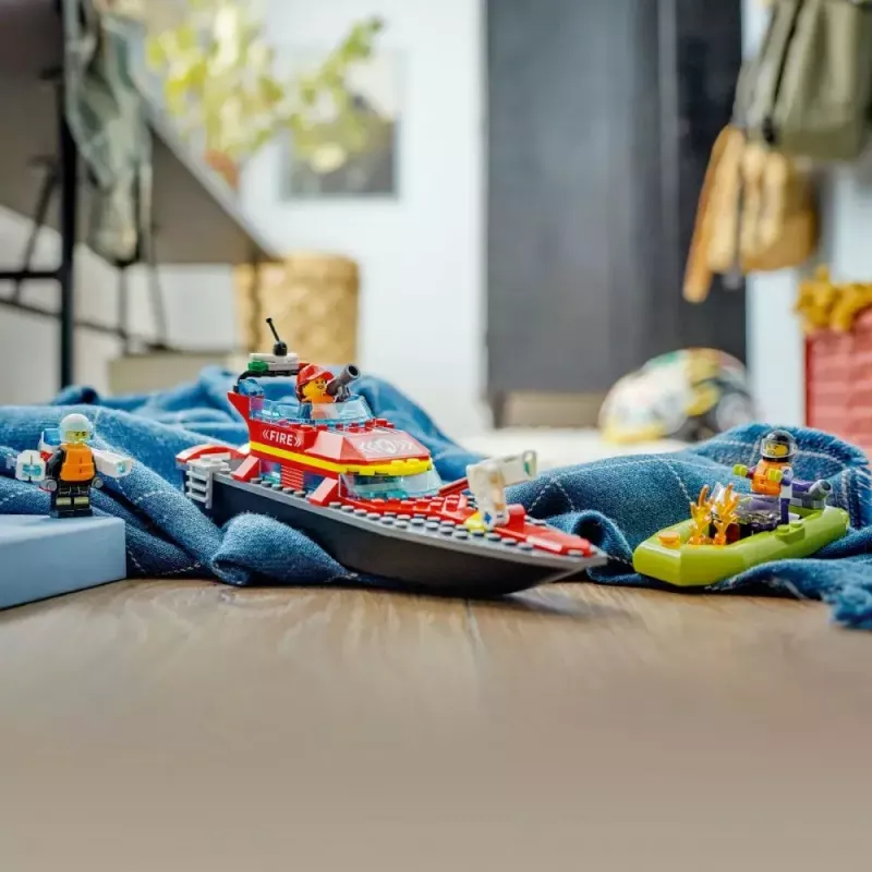 LEGO žaidimų rinkinys „Gaisrinis gelbėjimo laivas 60373“ — „City“ serija, 144 dalys, 3 minifigūrėlės, amžius 5+, matmenys 80×230×70 mm