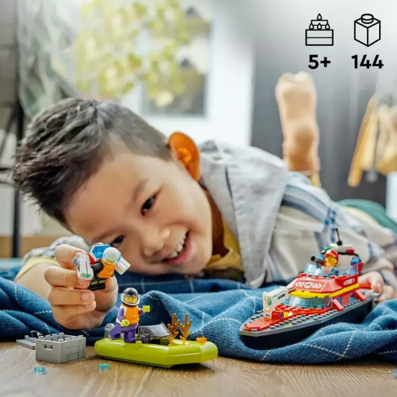 LEGO žaidimų rinkinys „Gaisrinis gelbėjimo laivas 60373“ — „City“ serija, 144 dalys, 3 minifigūrėlės, amžius 5+, matmenys 80×230×70 mm