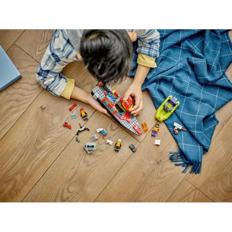LEGO žaidimų rinkinys „Gaisrinis gelbėjimo laivas 60373“ — „City“ serija, 144 dalys, 3 minifigūrėlės, amžius 5+, matmenys 80×230×70 mm