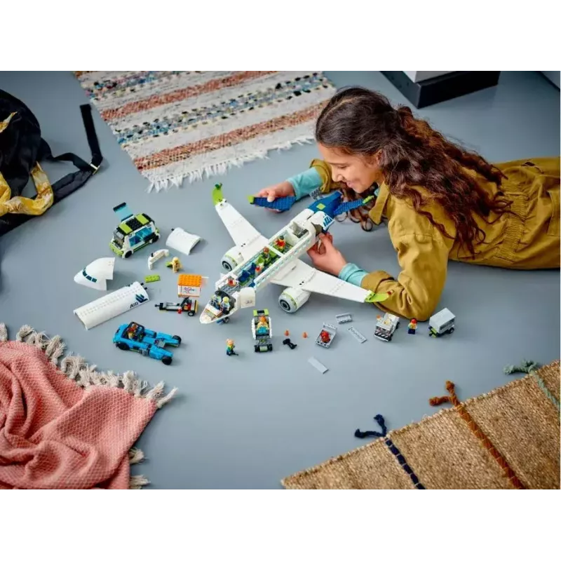 LEGO keleivinio lėktuvo konstravimo rinkinys 60367 — City serija, 913 dalių, 2 mini figūrėlės, detalus interjeras
