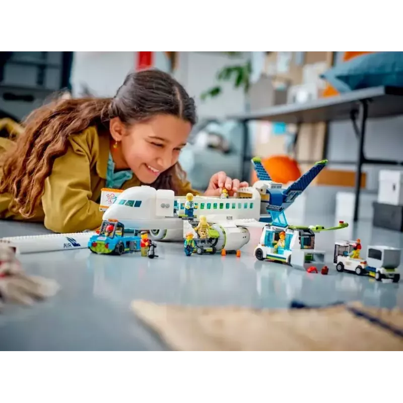 LEGO keleivinio lėktuvo konstravimo rinkinys 60367 — City serija, 913 dalių, 2 mini figūrėlės, detalus interjeras