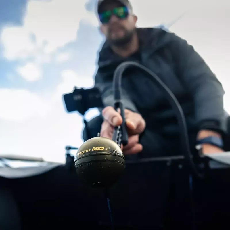 Nešiojamasis echolotas deeper Smart Sonar CHIRP+3 Wi‑Fi — metamas belaidis sonaras, maks. gylis 100 m, kūgio kampai 47°/20°/7°, Wi‑Fi, GPS/GLONASS