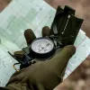 Navigacinis magnetinis kompasas Mil‑Tec Mil‑Tec US su apšvietimu, aliuminio korpusas, masteliai 1:50k ir 1:25k, alyvuogių