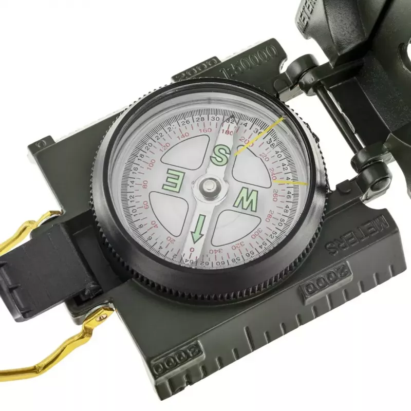 Navigacinis magnetinis kompasas Mil‑Tec Mil‑Tec US su apšvietimu, aliuminio korpusas, masteliai 1:50k ir 1:25k, alyvuogių