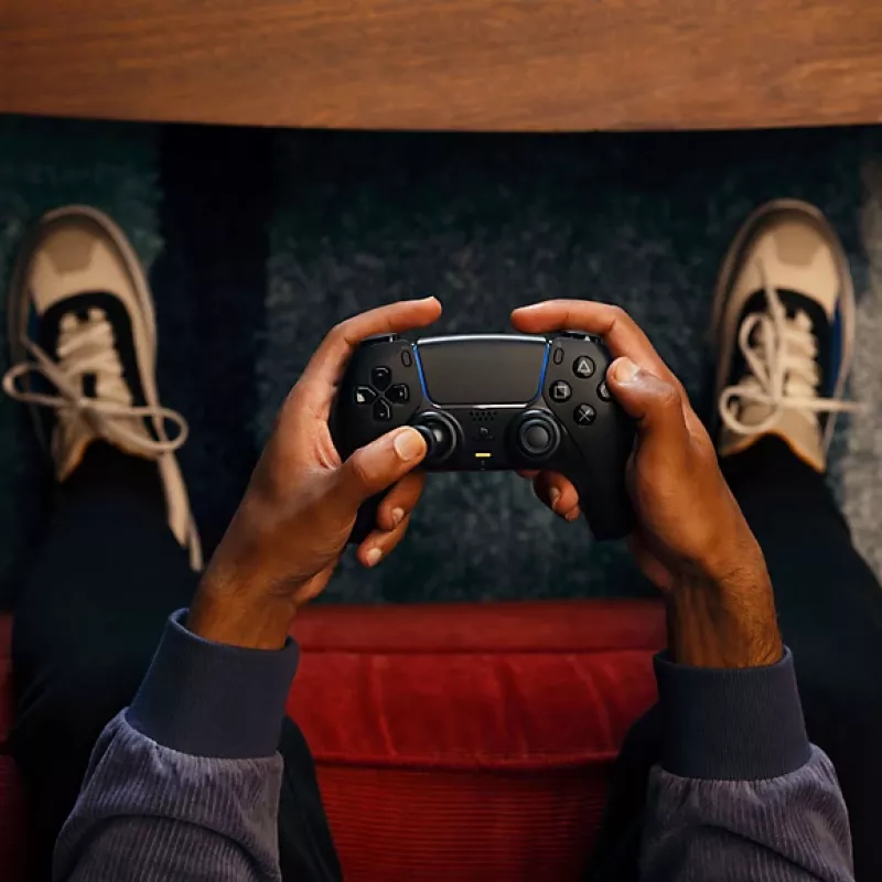 Sony DualSense V2 belaidis žaidimų pultelis, juodas — belaidis / Bluetooth 5.1 ir USB-C, įmontuota baterija, haptinis atsakas, giroskopas, jutiklinė kilimėlis, ausinių lizdas