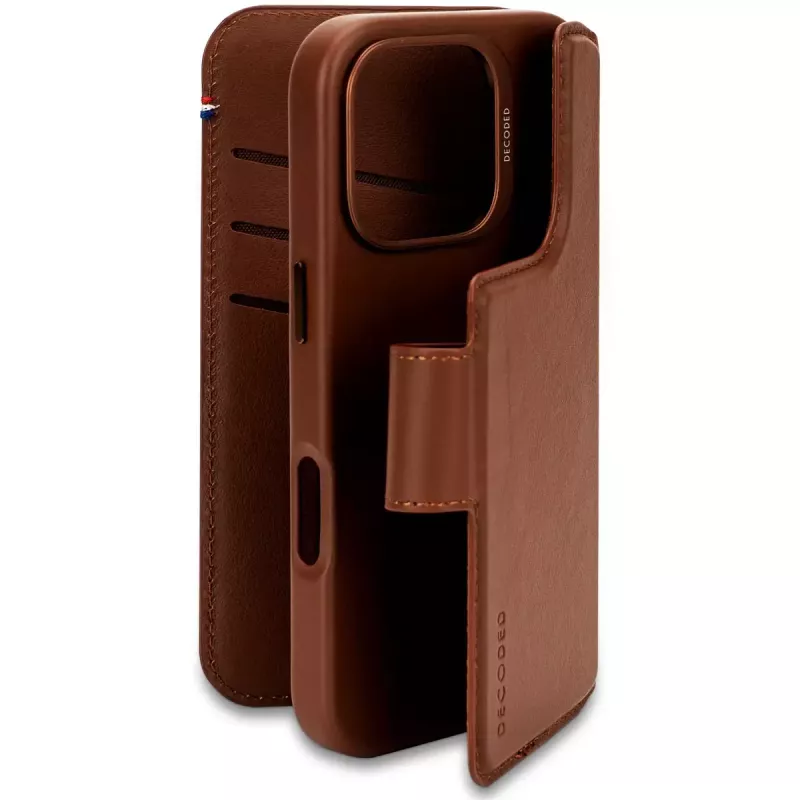 Decoded odinis nuimamas piniginės dėklas telefonui iPhone 16 Pro — rudas, natūrali oda, mikropluoštas, 6,3 colio ekranas, 3 kortelių kišenės