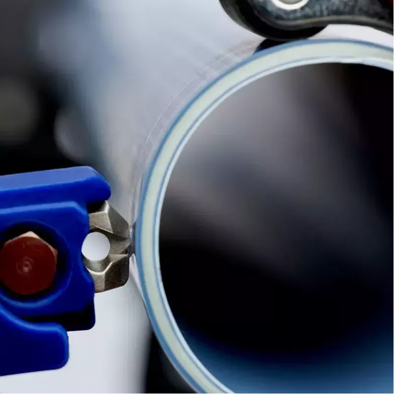 Vamzdžių pjoviklis Knipex 90 23 01 BK plieninė geležtė plastikinė rankena 165 mm