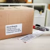 DYMO Authentic LabelWriter daugiafunkciai etikečių lipdukai 32 mm x 57 mm 6 ritinėliai po 1 000 lengvai nulupamų etikečių (6 000 vnt.) Saviklijuojamos LabelWriter etikečių spausdintuvams
