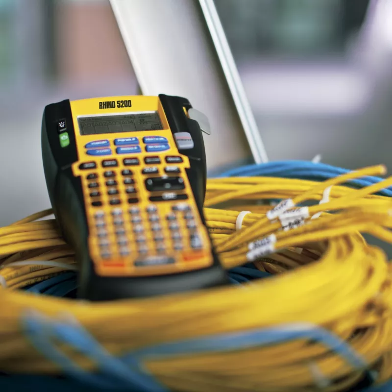 DYMO RHINO 5200 pramoninis etikečių spausdintuvas | Etikečių gamybos mašinos komplektas dėkle | Laiką taupantys spartieji klavišaiSpartaus spausdinimoPatvarus etikečių spausdintuvas darbo vietoms ir sunkiems ženklinimo darbams (EU tipo C kištukas)