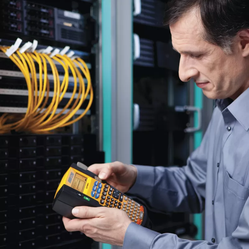 DYMO RHINO 5200 pramoninis etikečių spausdintuvas | Etikečių gamybos mašinos komplektas dėkle | Laiką taupantys spartieji klavišaiSpartaus spausdinimoPatvarus etikečių spausdintuvas darbo vietoms ir sunkiems ženklinimo darbams (EU tipo C kištukas)