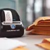 DYMO Authentic LabelWriter adresų etiketės | 28 mm x 89 mm | 12 rulonų po 130 lengvai nulupamų etikečių (1 560 vnt.) | Lipnios | skirtos LabelWriter etikečių gamintojams