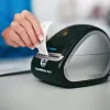 DYMO Authentic LabelWriter adresų etiketės | 28 mm x 89 mm | 12 rulonų po 130 lengvai nulupamų etikečių (1 560 vnt.) | Lipnios | skirtos LabelWriter etikečių gamintojams