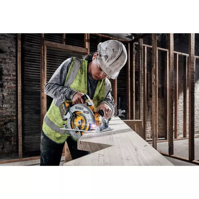 Nešiojamas diskinis pjūklas DeWALT DCS573NT-XJ