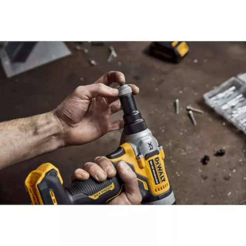 Akumuliatorinė kniedžių sklendė DeWalt DCF414NT-XJ — baterijomis maitinamas kniedijimo įrankis, nešiojamas