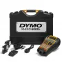 DYMO Rhino 6000+ pramoninis etikečių spausdintuvas | Prie kompiuterio jungiamas etikečių spausdintuvas su kietu nešiojimo dėklu | Sudėtyje yra 1 vinilo juostos kasetė, 1 lanksti nailono juostos kasetė ir įkraunama ličio jonų baterija
