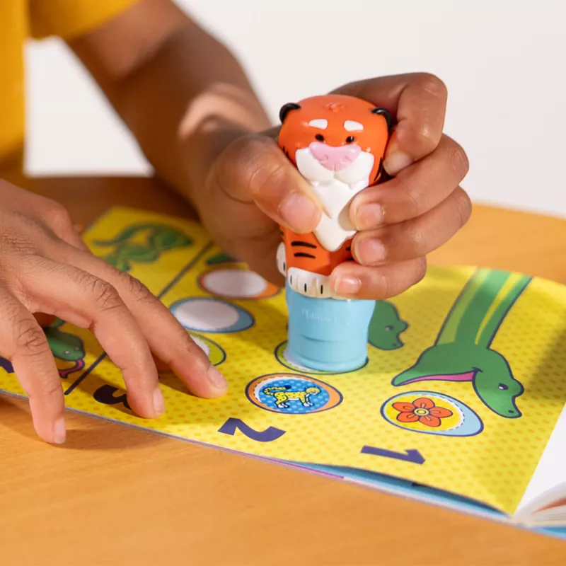 Melissa & Doug Sticker WOW 24 puslapių veiklos knygelė ir lipdukų štampukas, 300 lipdukų, menų ir amatų fidget žaislas, kolekcionuojamas personažas – Tigras - FSC sertifikuota
