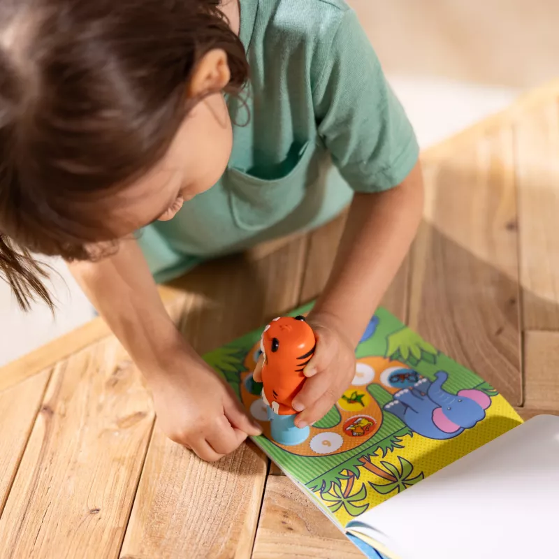 Melissa & Doug Sticker WOW 24 puslapių veiklos knygelė ir lipdukų štampukas, 300 lipdukų, menų ir amatų fidget žaislas, kolekcionuojamas personažas – Tigras - FSC sertifikuota