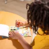 Melissa & Doug Sticker WOW 24 puslapių veiklos knygelė ir lipdukų štampukas, 300 lipdukų, menų ir amatų fidget žaislas, kolekcionuojamas personažas – Tigras - FSC sertifikuota