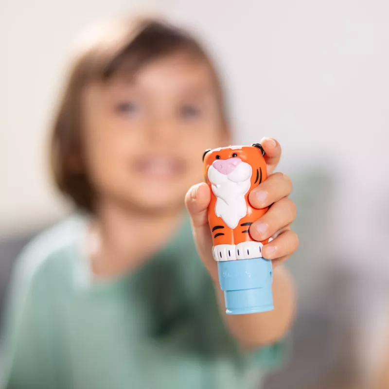 Melissa & Doug Sticker WOW 24 puslapių veiklos knygelė ir lipdukų štampukas, 300 lipdukų, menų ir amatų fidget žaislas, kolekcionuojamas personažas – Tigras - FSC sertifikuota