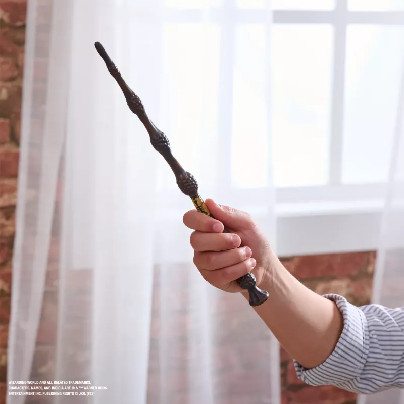 Wizarding World Haris Poteris, 12 colių Magiškas kolekcinis Albuso Dumbldoro lazdelė su stovu ir lieto metalo ikona, Magiškos būtybės, Aksesuaras kostiumams