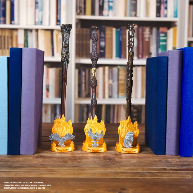 Wizarding World Haris Poteris, 12 colių Magiškas Kolekcinis Hermionos Įkyrėlės Lazdelė su Stovu ir Liejiniu Ženkliuku, Magiškos Būtybės, Aksesuaras Kostiumams