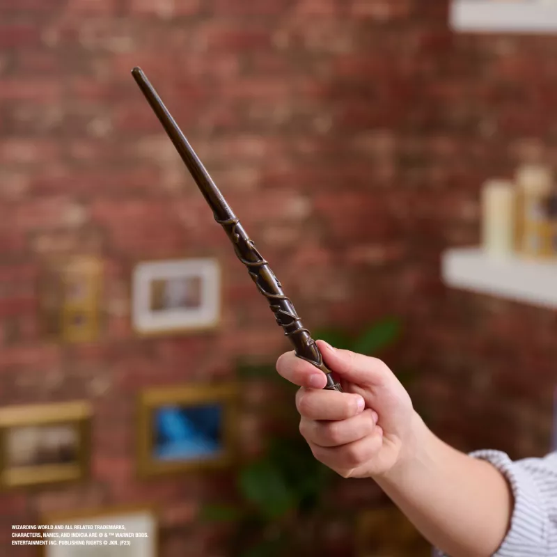 Wizarding World Haris Poteris, 12 colių Magiškas Kolekcinis Hermionos Įkyrėlės Lazdelė su Stovu ir Liejiniu Ženkliuku, Magiškos Būtybės, Aksesuaras Kostiumams