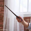 Wizarding World Haris Poteris, 12 colių stebuklingas kolekcinis Hario Poterio lazdelė su stovu ir lieto metalo ženkliuku, Magiškos būtybės, kostiumų aksesuaras