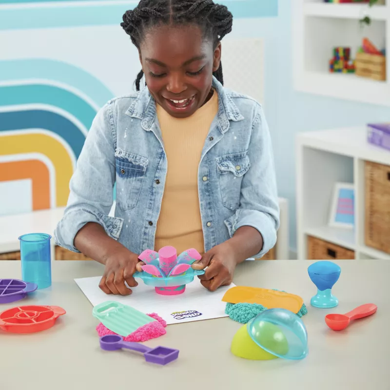 Kinetic Sand , Ultimate Sandisfying Set su 2 lb žaidimų smėlio (rožinis, geltonas ir žalsvai mėlynas), 10 įrankių ir formelių, sensoriniai žaislai vaikams nuo 7 metų